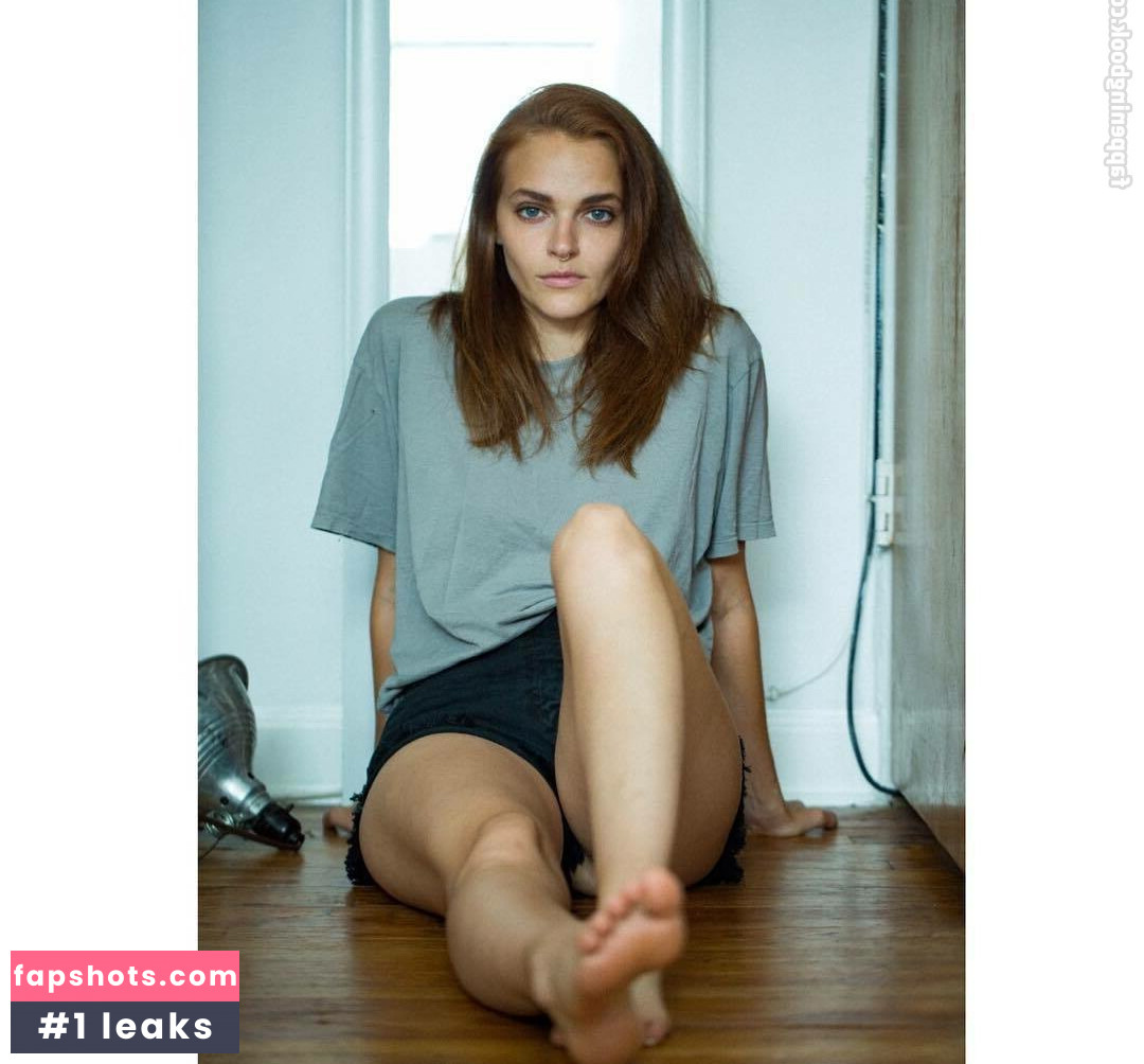 Madeline Brewer gallery photo #7