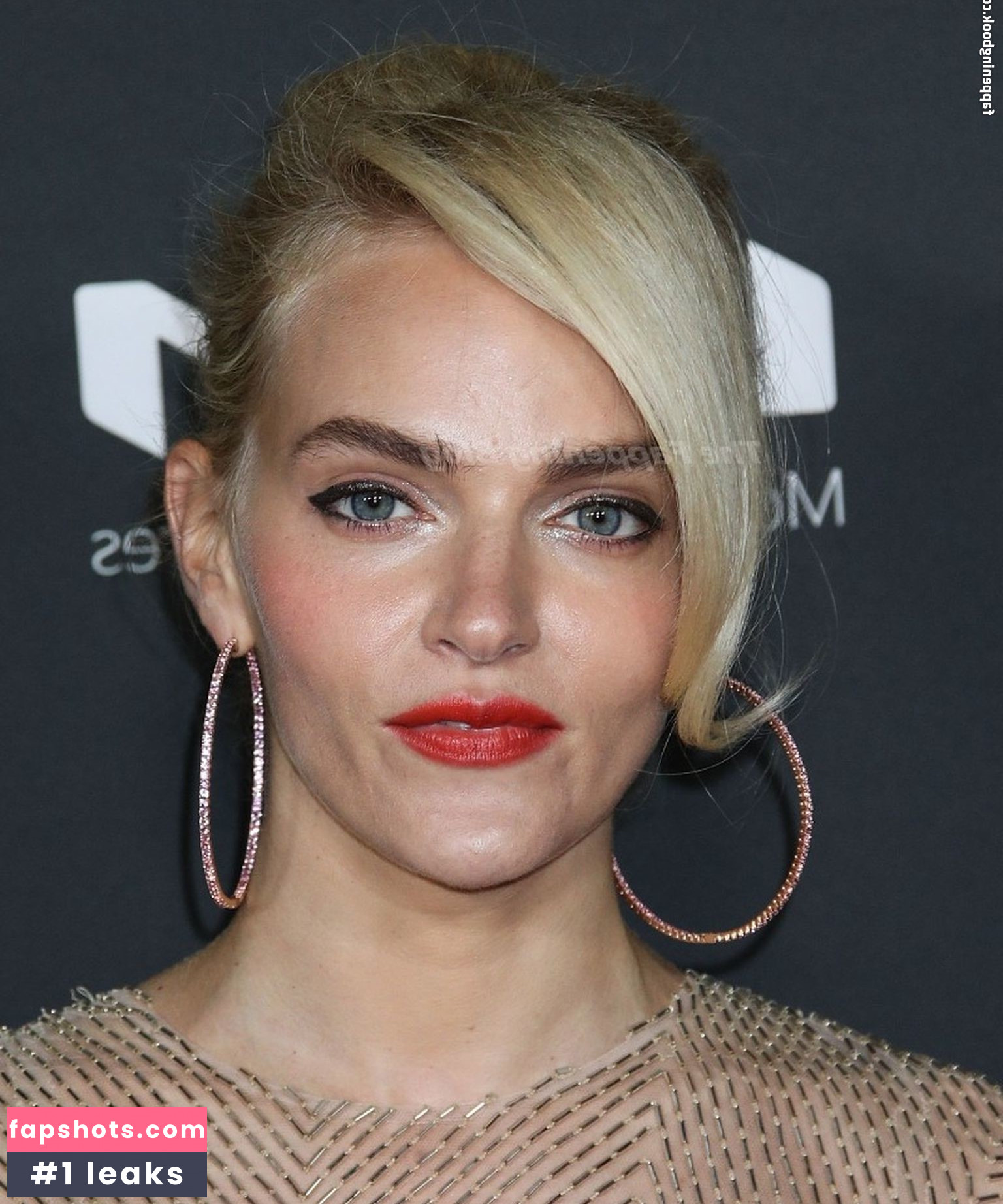 Madeline Brewer gallery photo #70