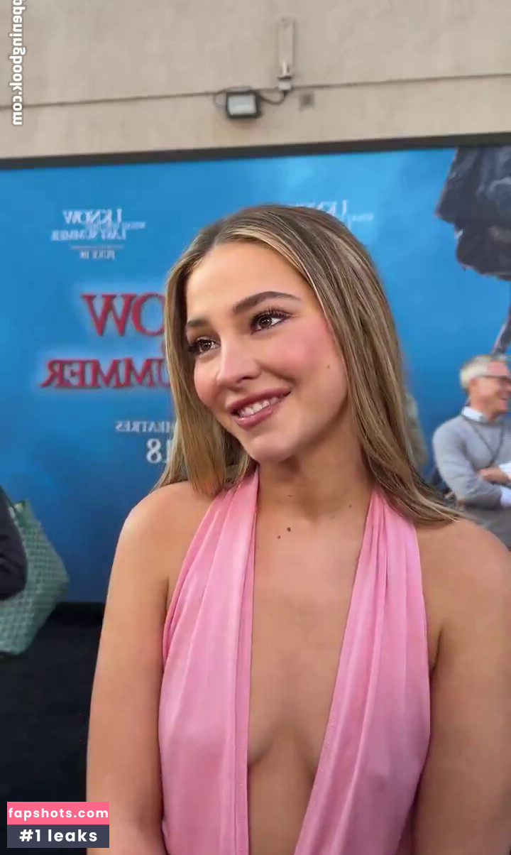 Madelyn Cline gallery photo #28