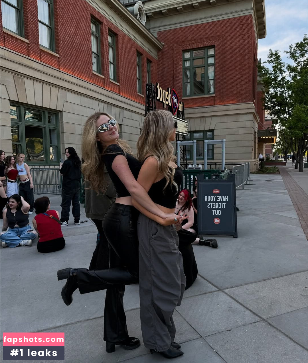 Madelynn Hanvey gallery photo #15