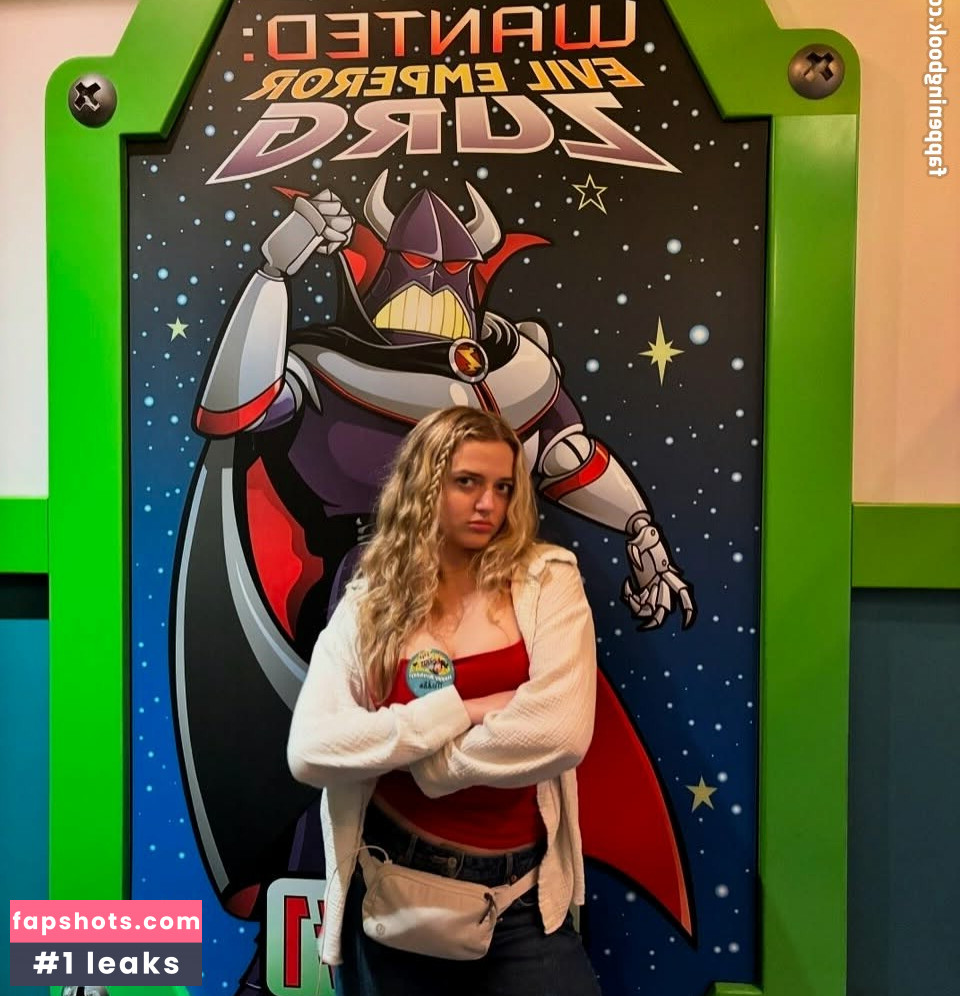 Madelynn Hanvey gallery photo #22