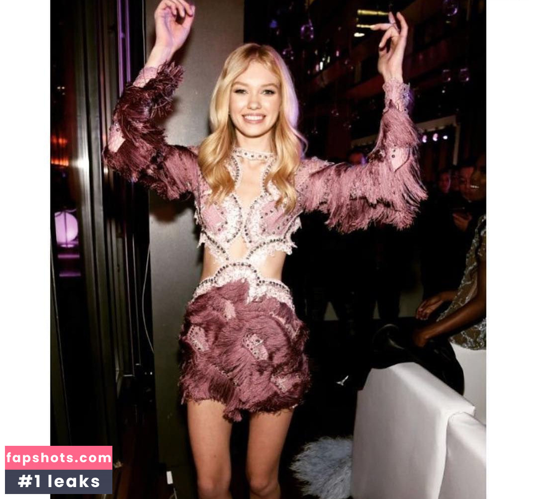 Maggie Laine gallery photo #25