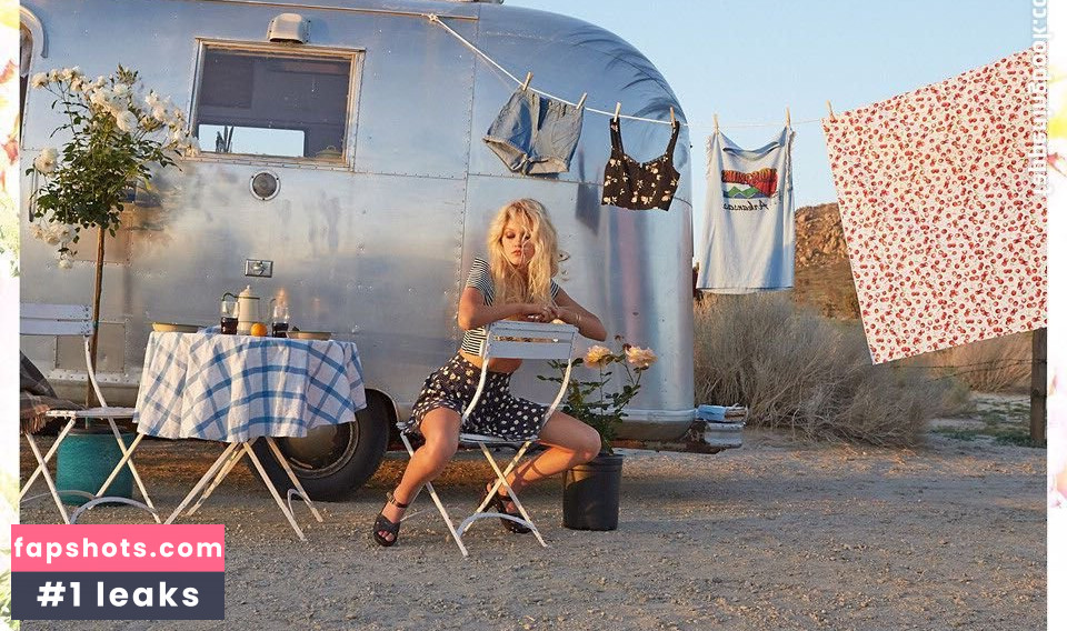 Maggie Laine gallery photo #39