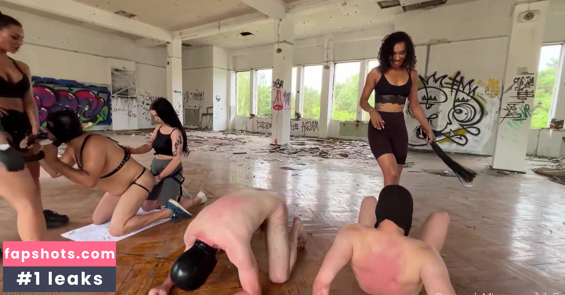 MahoganyQen gallery photo #11