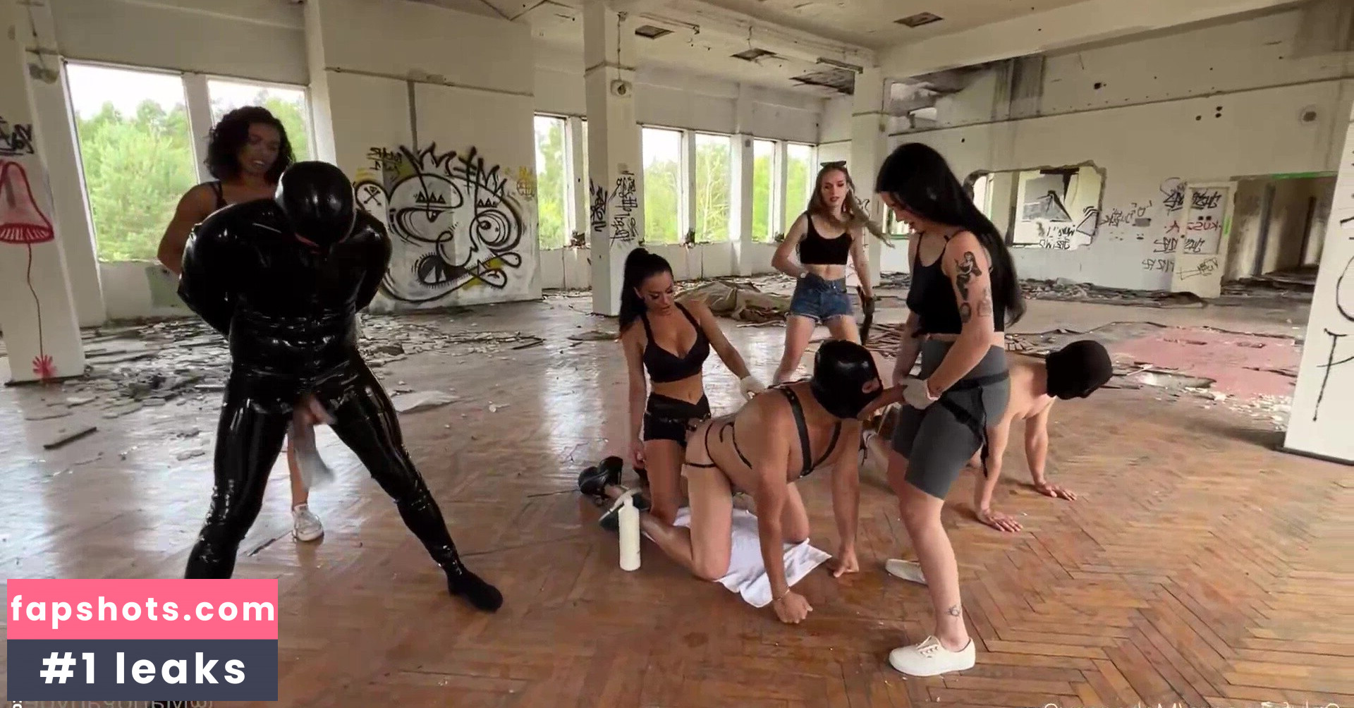 MahoganyQen gallery photo #14