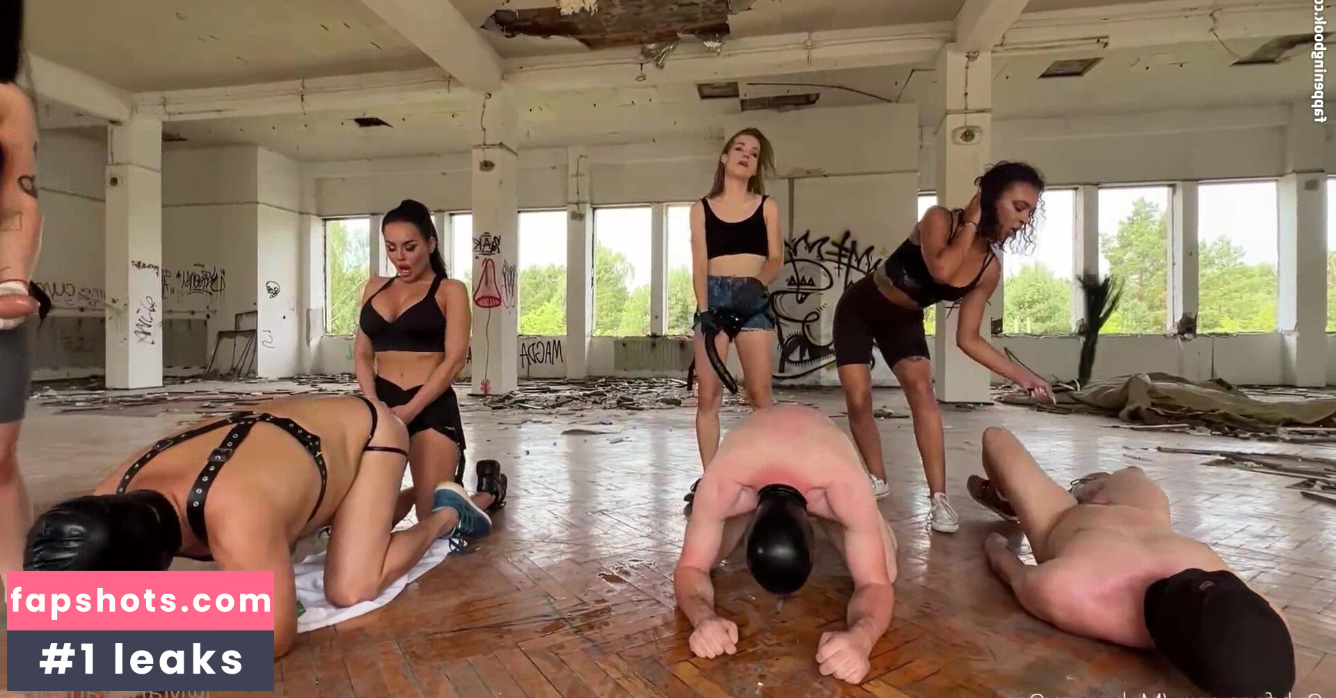 MahoganyQen gallery photo #15