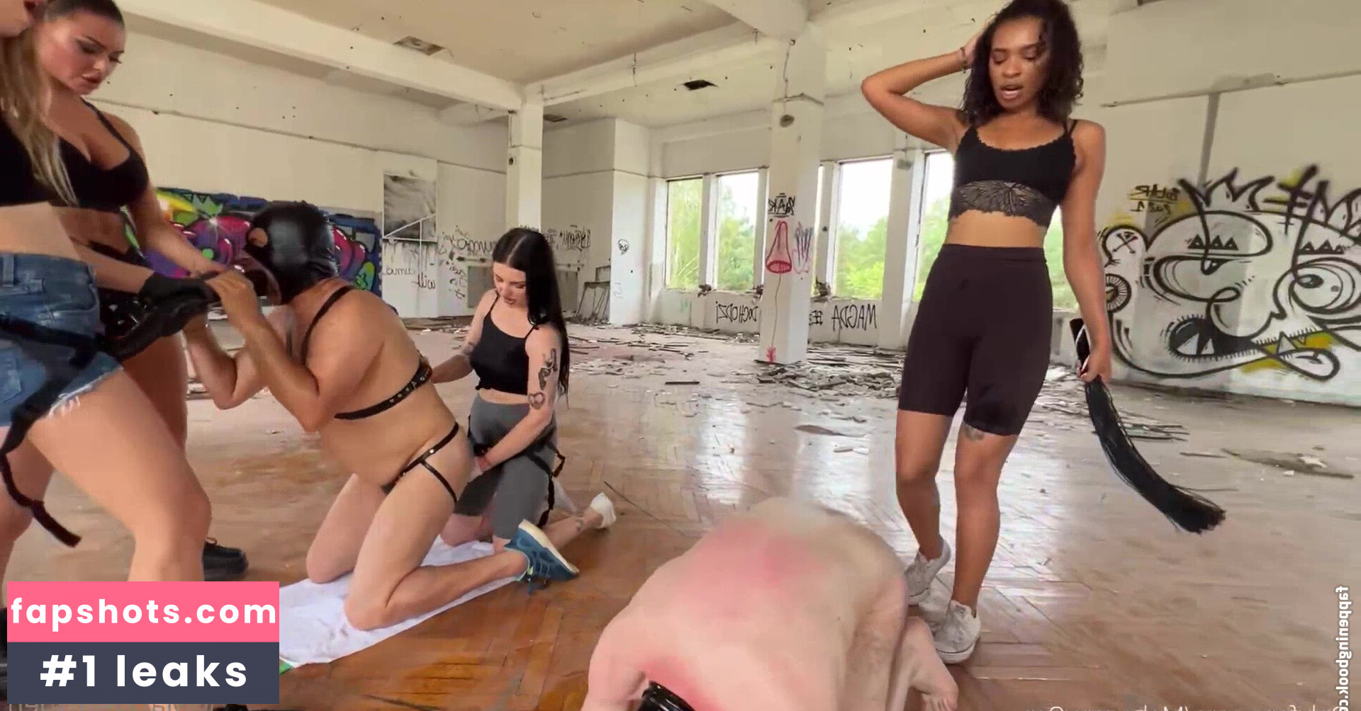 MahoganyQen gallery photo #16