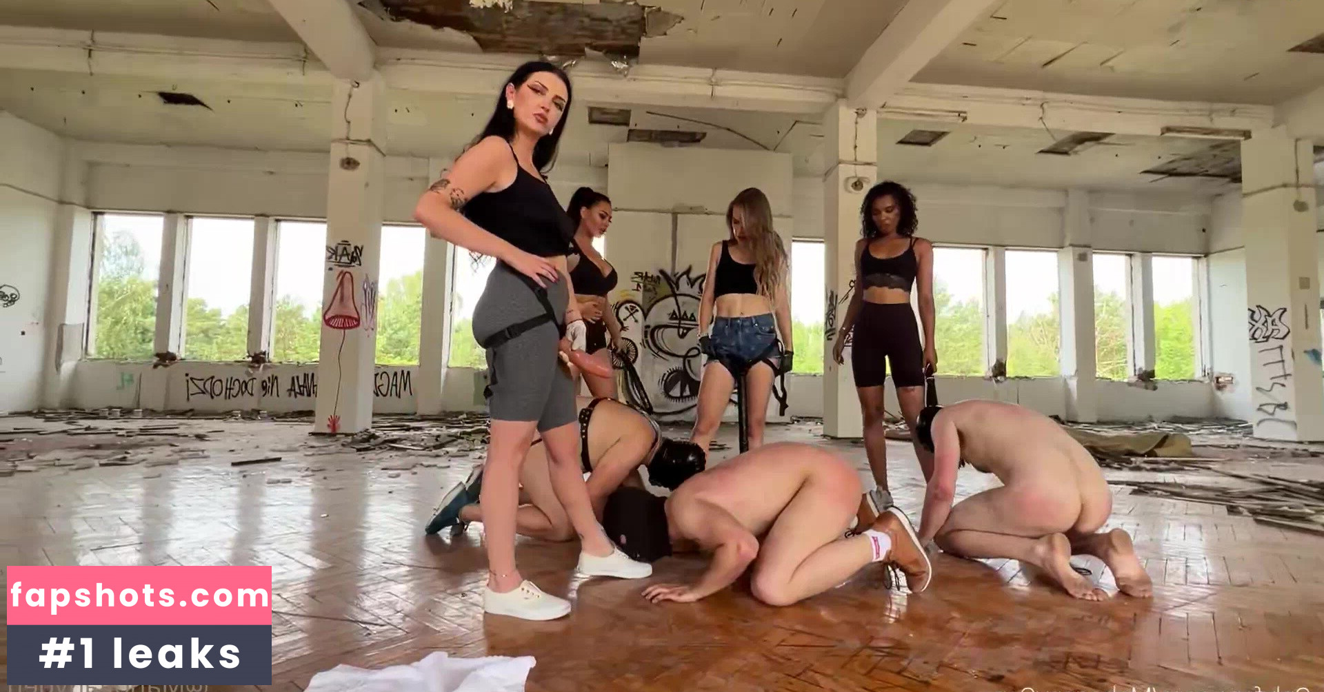 MahoganyQen gallery photo #18