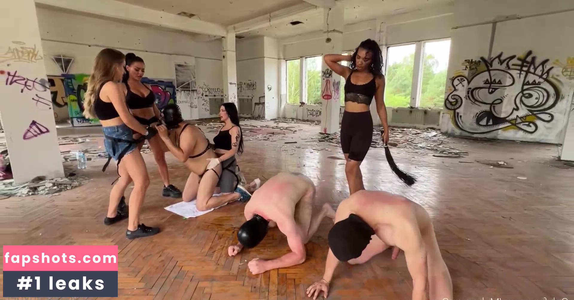 MahoganyQen gallery photo #24