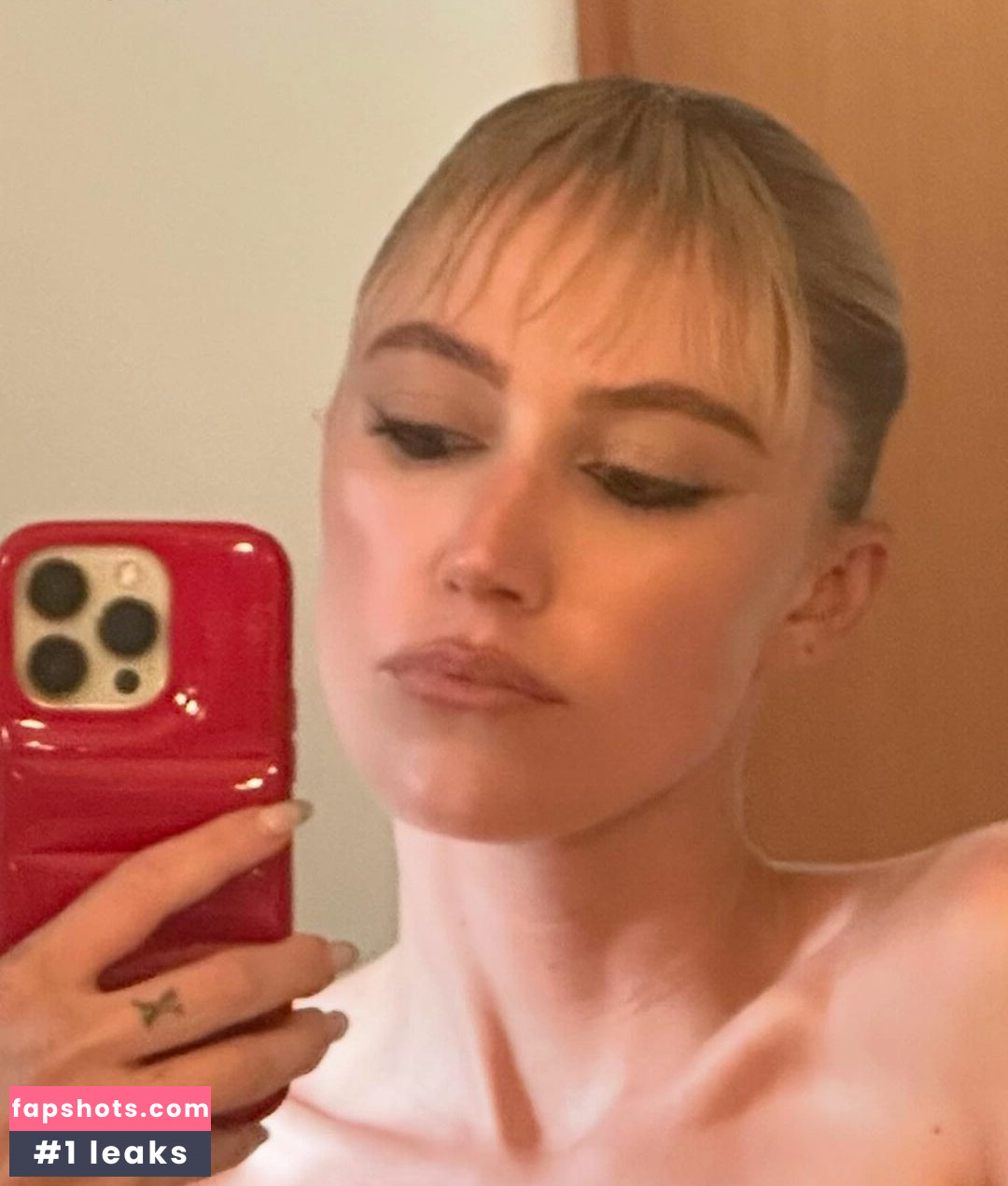 Maika Monroe gallery photo #28