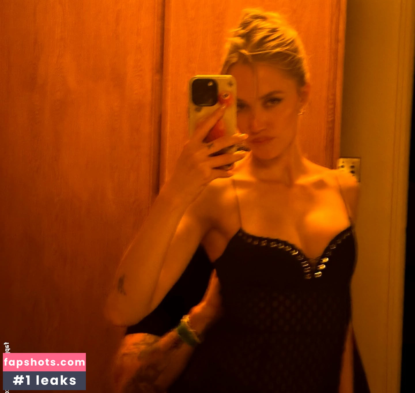 Maika Monroe gallery photo #9