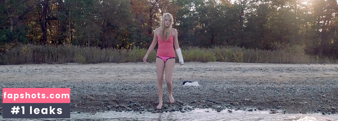 Maika Monroe gallery photo #93