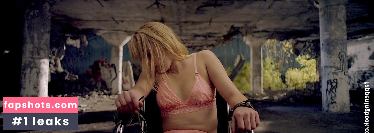 Maika Monroe gallery photo #97