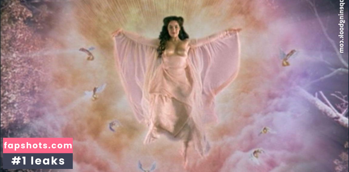 Maimie McCoy nude babe gallery