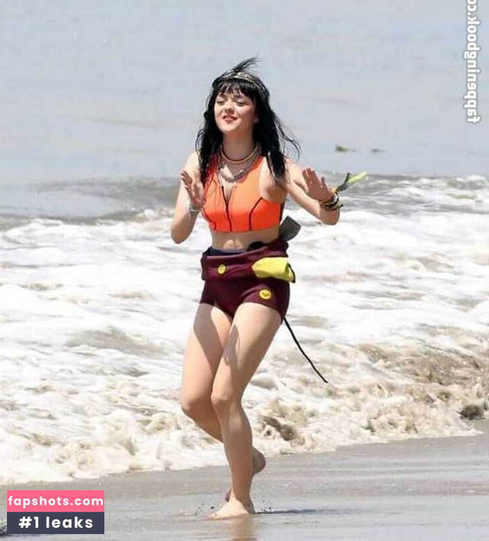 Maisie Williams Nude Leaks OnlyFans Photos #755 - LeakJerk
