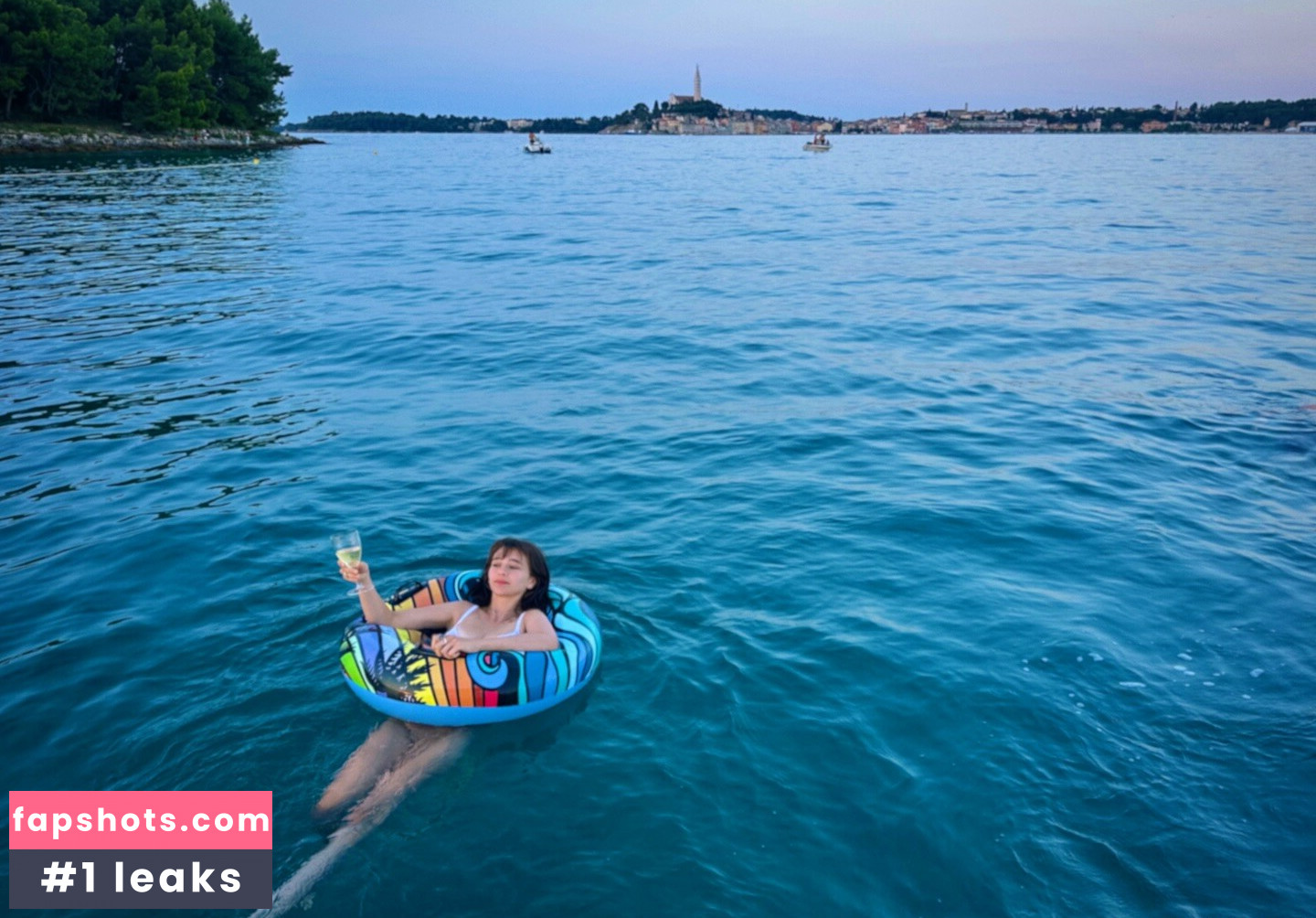 Malina Weissman gallery photo #3