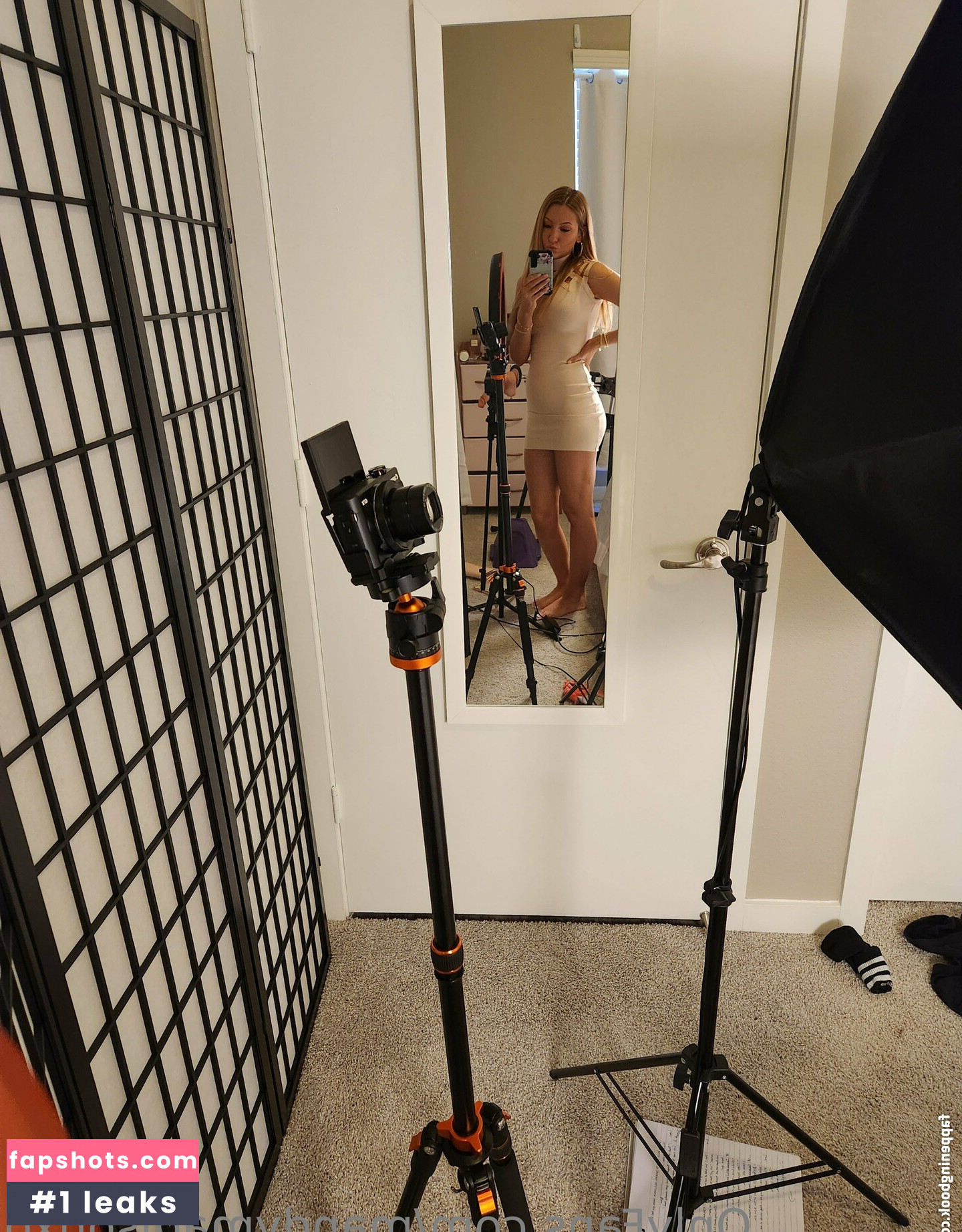 Mandy Madison nude babe gallery