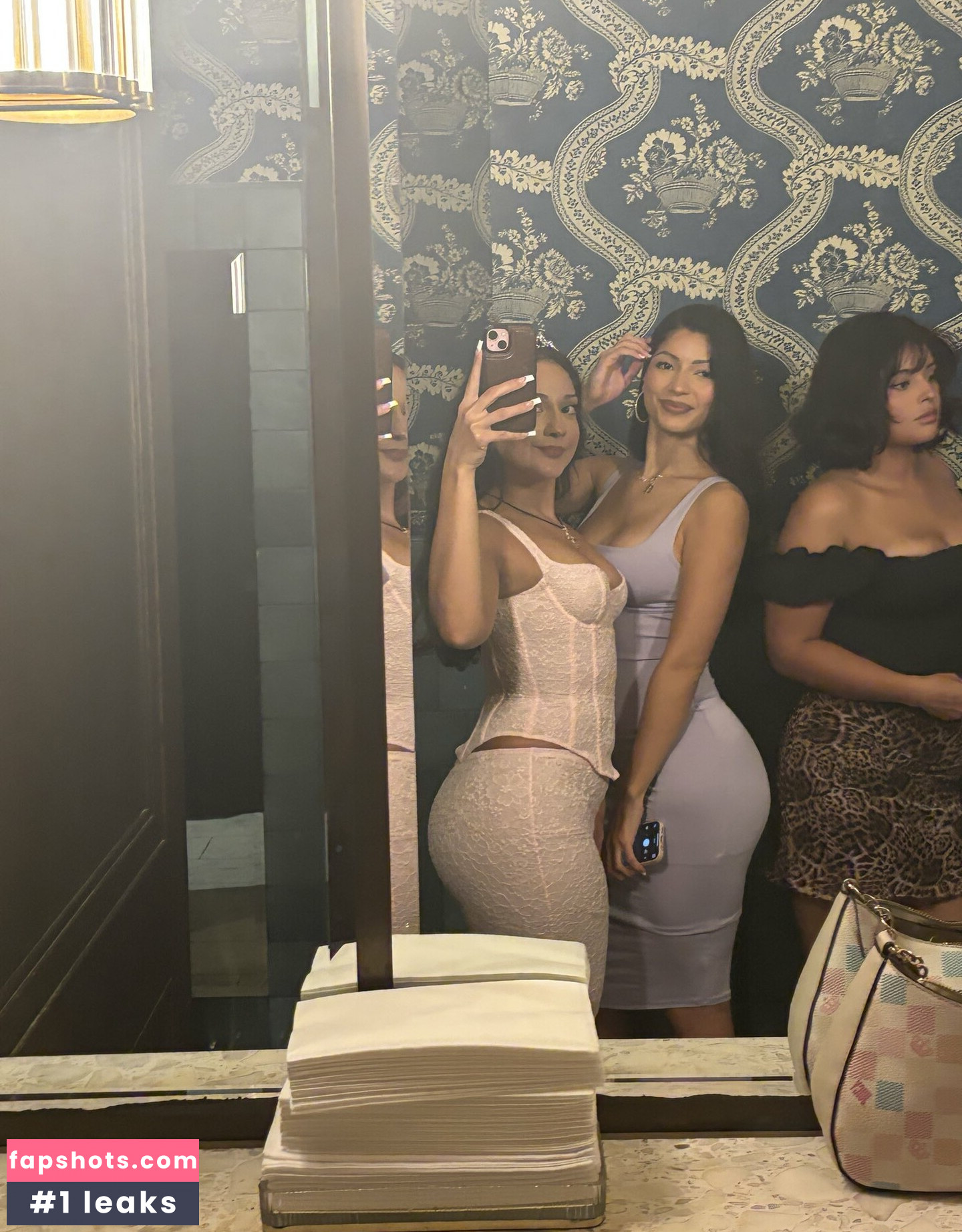 Mangowoman gallery photo #2