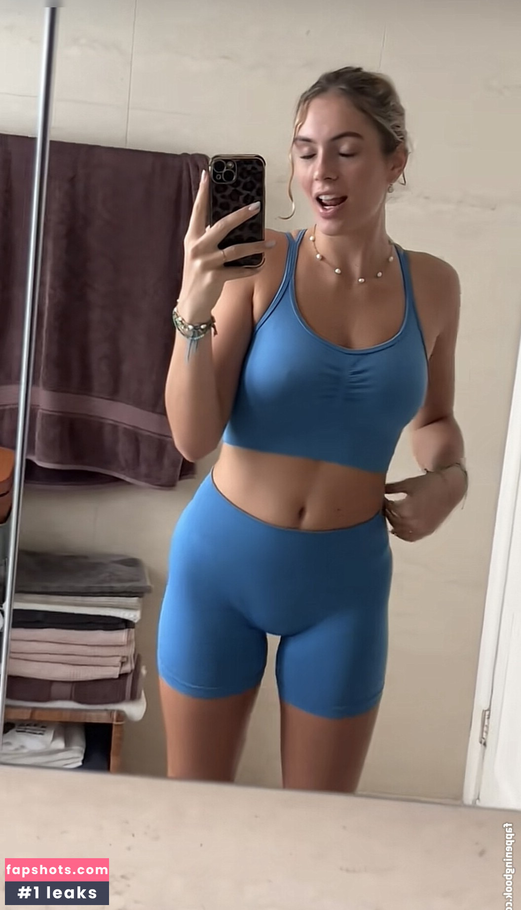 Mara Hülbach gallery photo #5