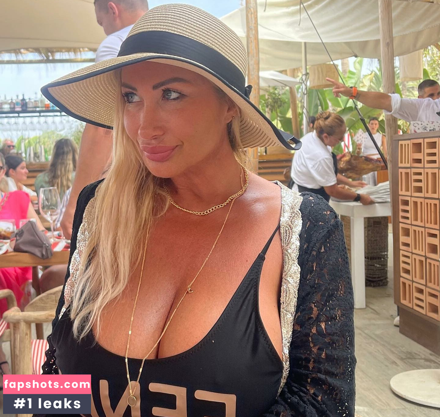 Mara Traversi gallery photo #15