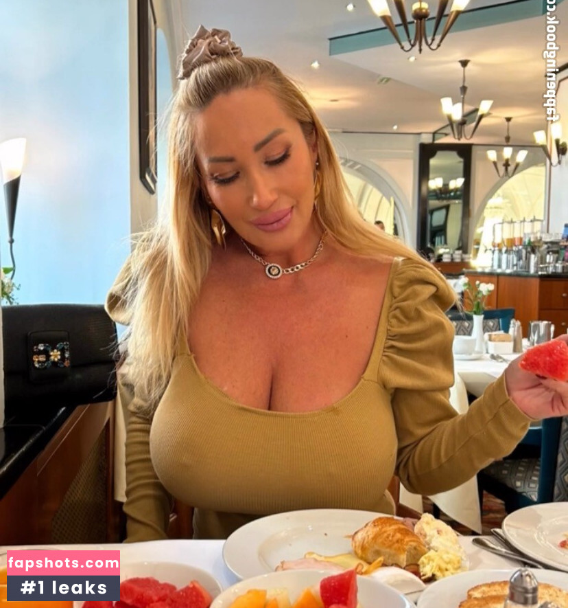 Mara Traversi gallery photo #22