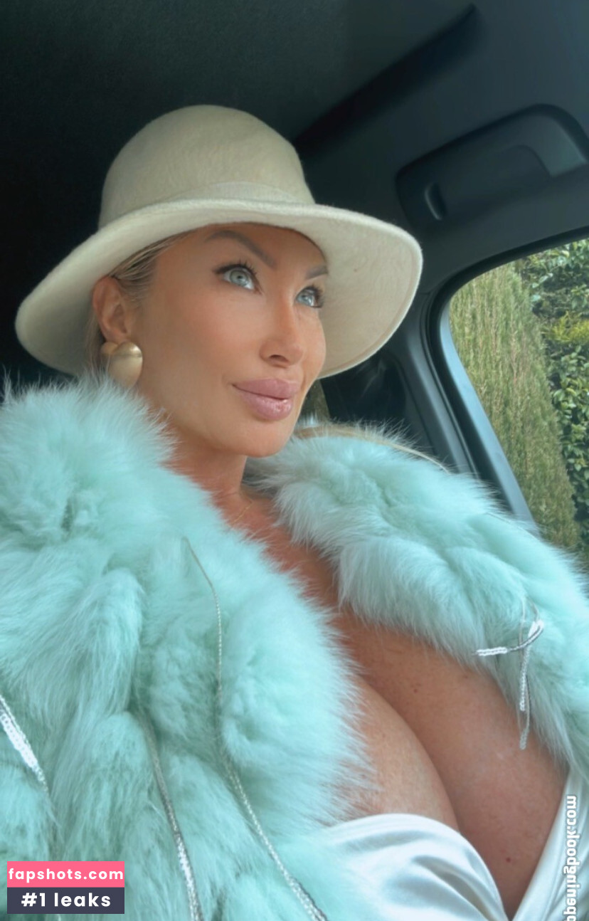 Mara Traversi gallery photo #23