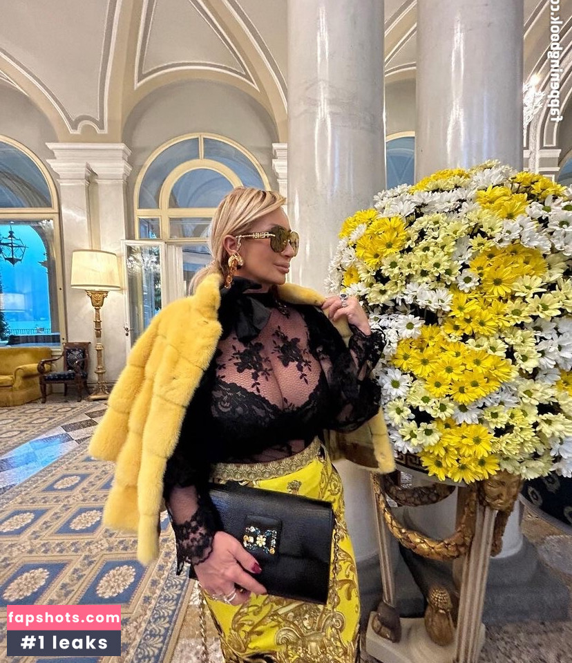 Mara Traversi gallery photo #24