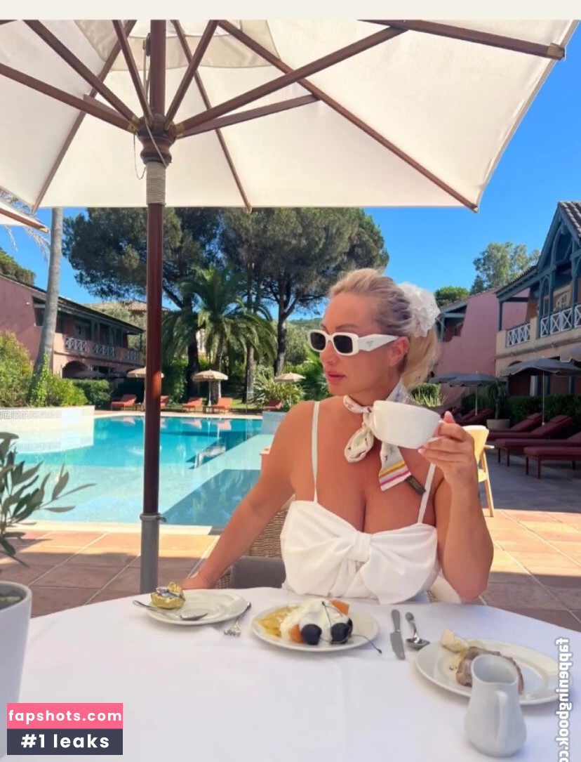 Mara Traversi gallery photo #25