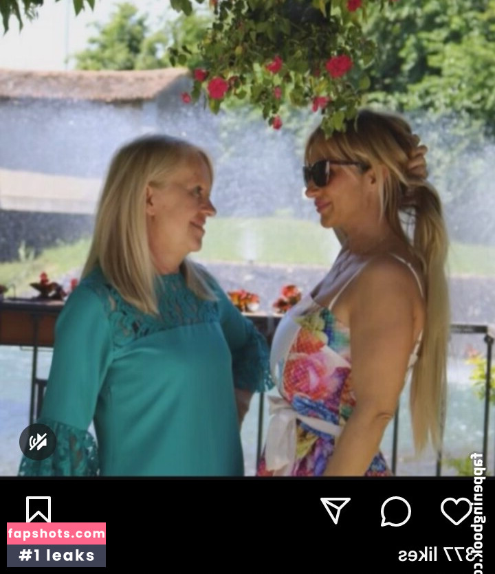 Mara Traversi gallery photo #27