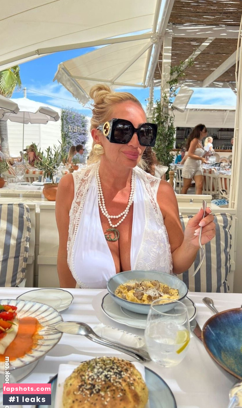 Mara Traversi gallery photo #30