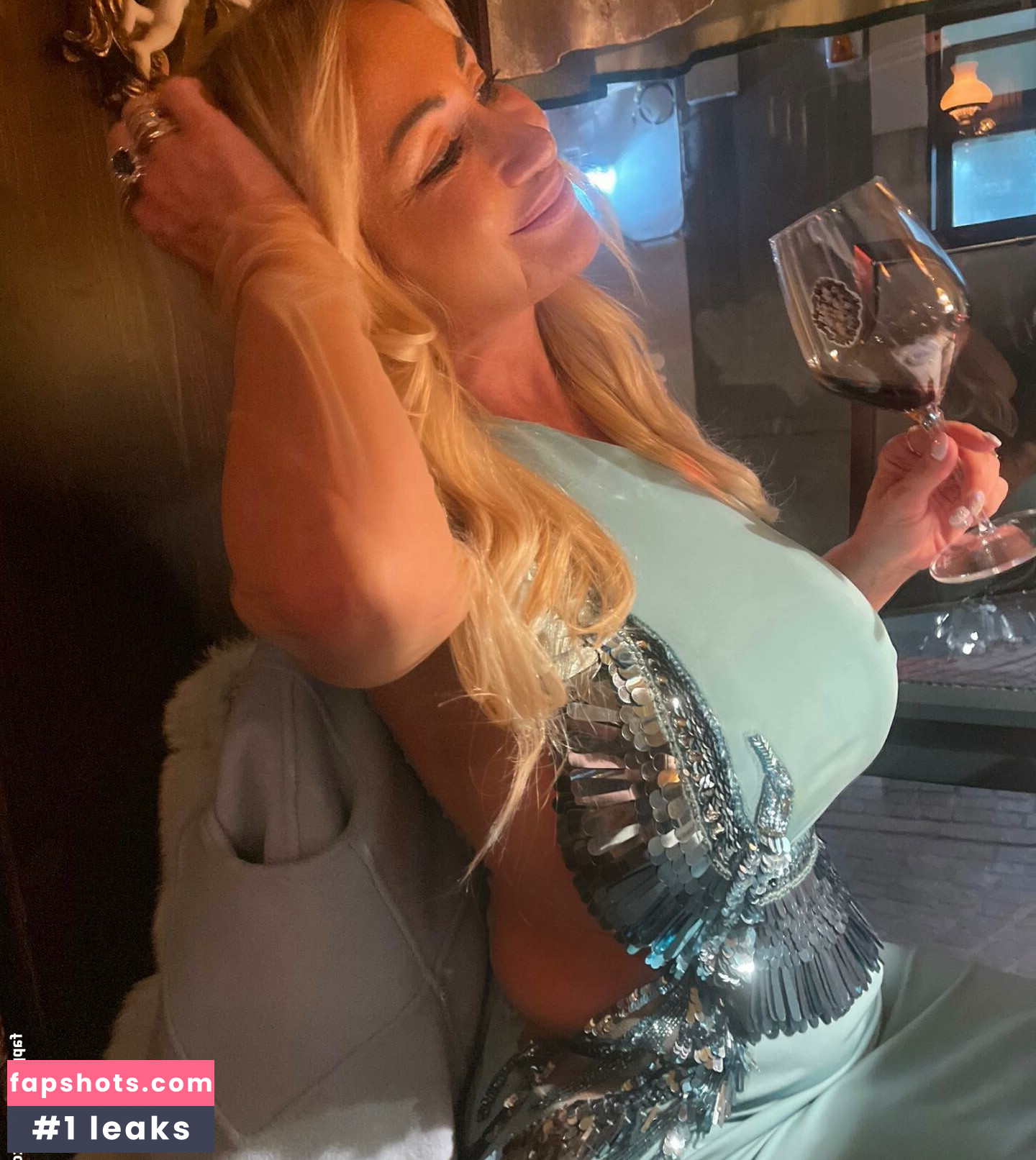 Mara Traversi gallery photo #32