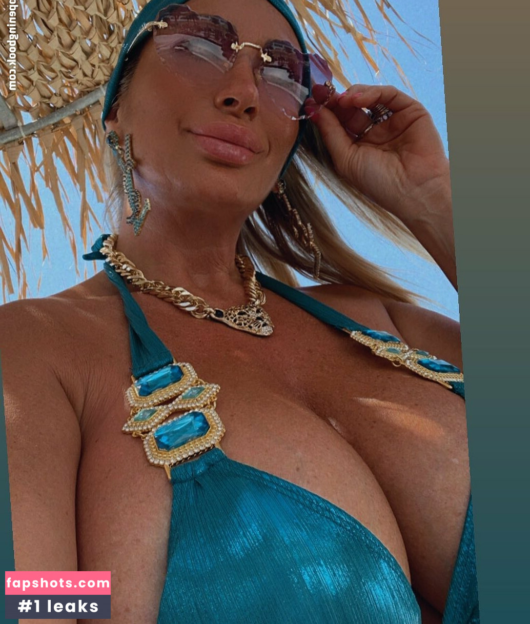 Mara Traversi gallery photo #38