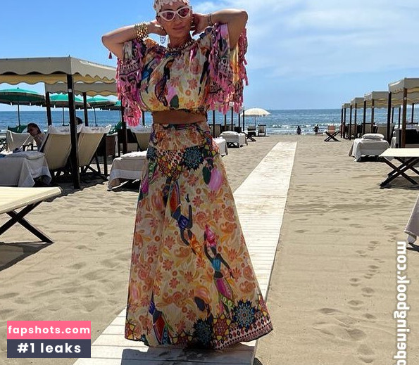 Mara Traversi gallery photo #53