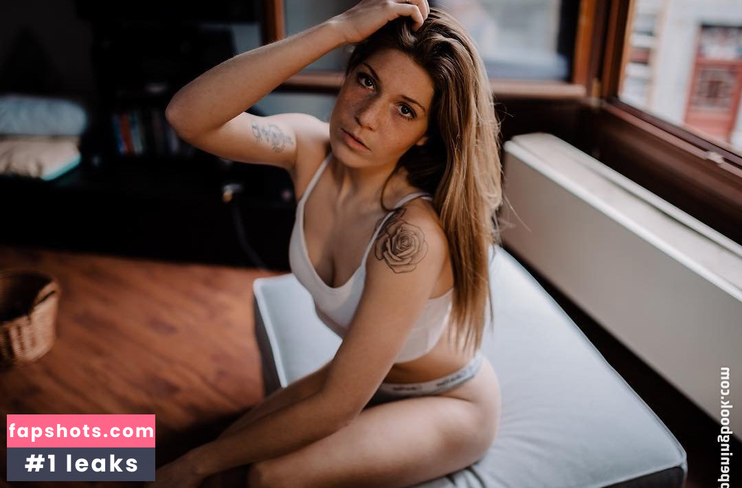 Margot Reenaers gallery photo #7