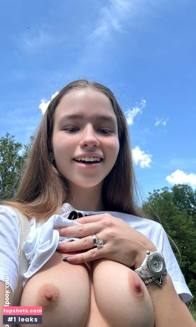 Mari Moanaa nude babe gallery