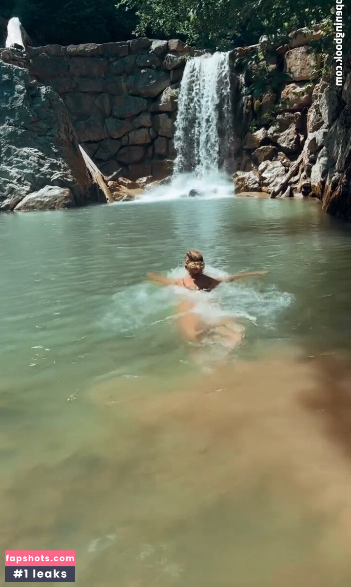 Maria Maksimovic gallery photo #21