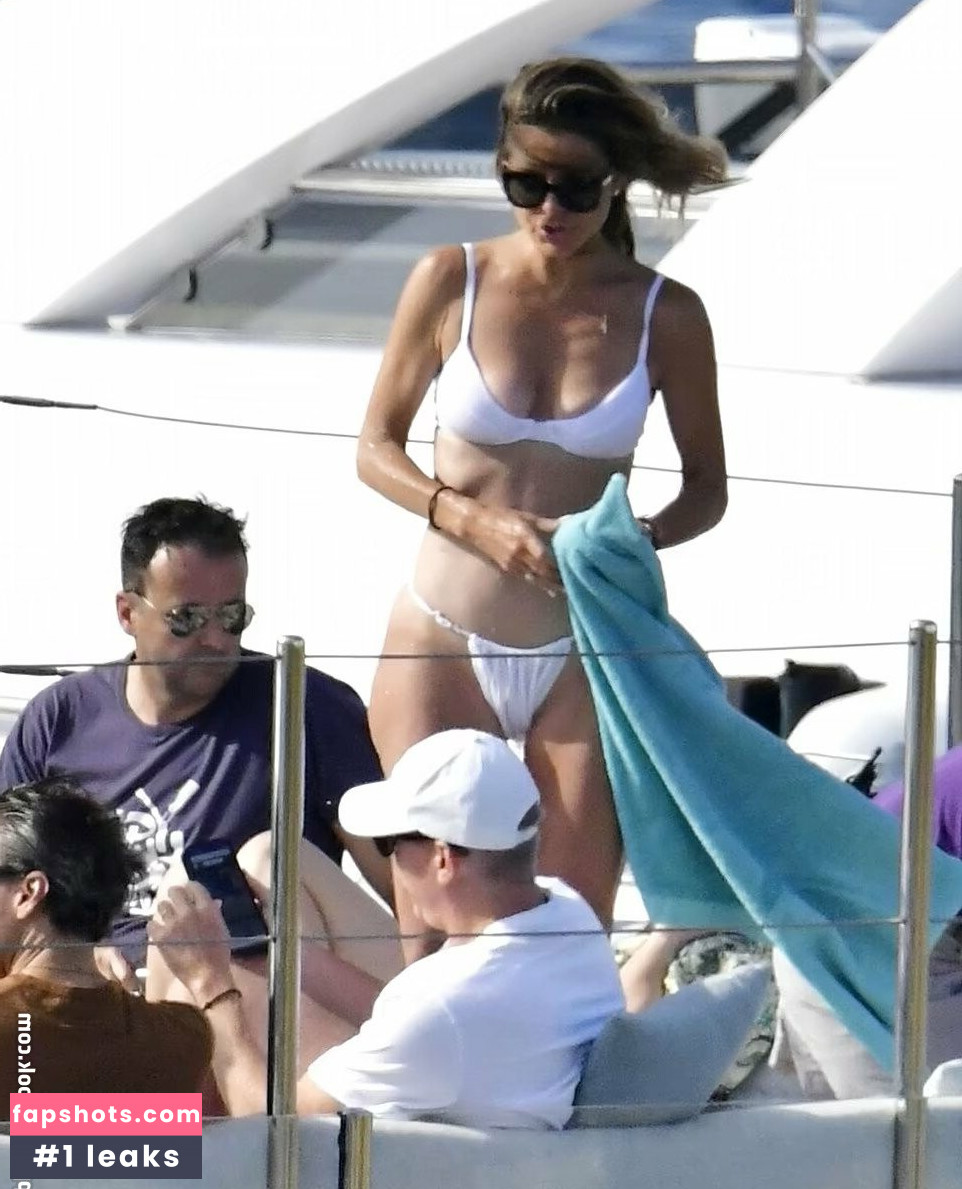 Maria Menounos gallery photo #42