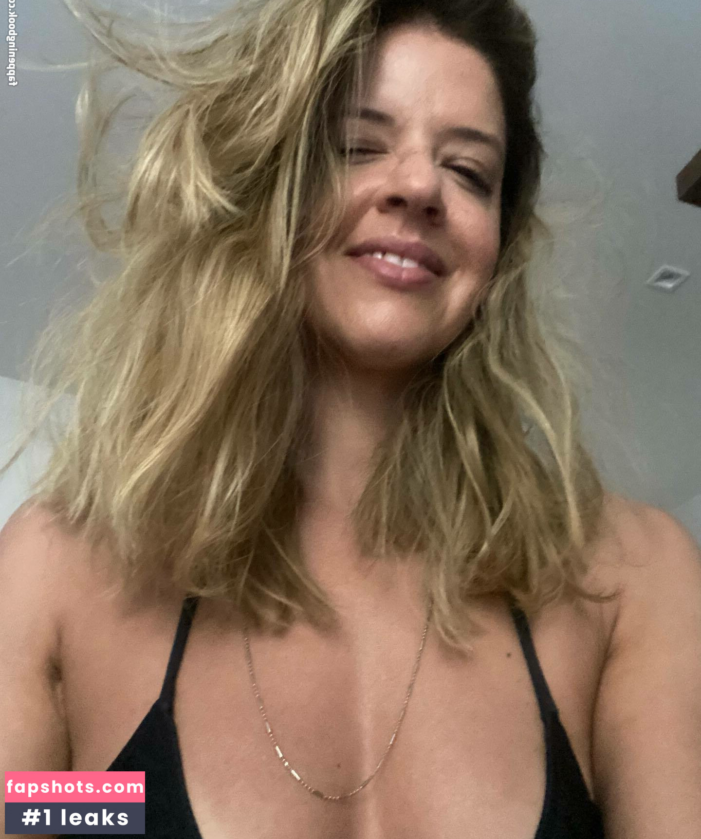 Mariana Santos gallery photo #33