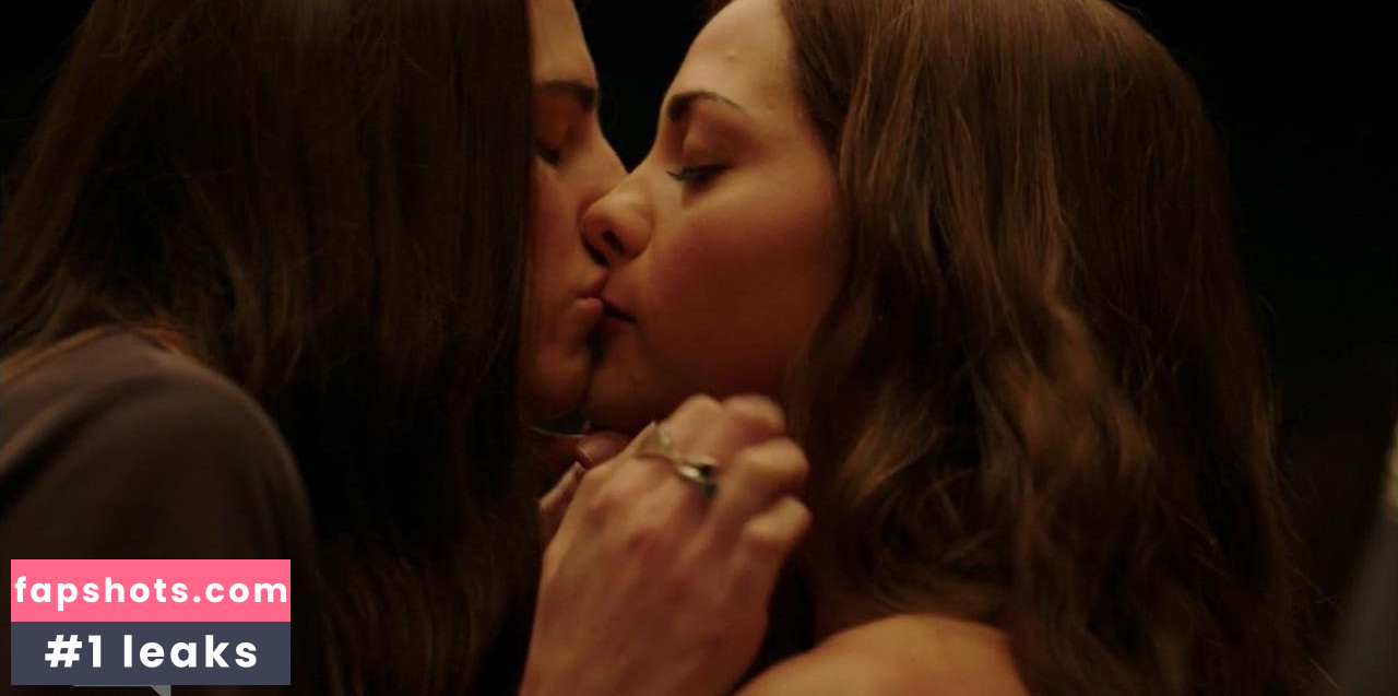 Marianne Rendón gallery photo #2