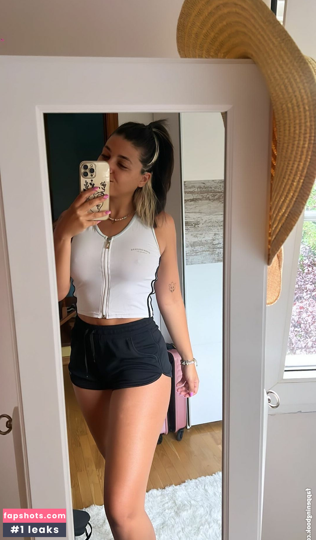 Marta De Lola gallery photo #25