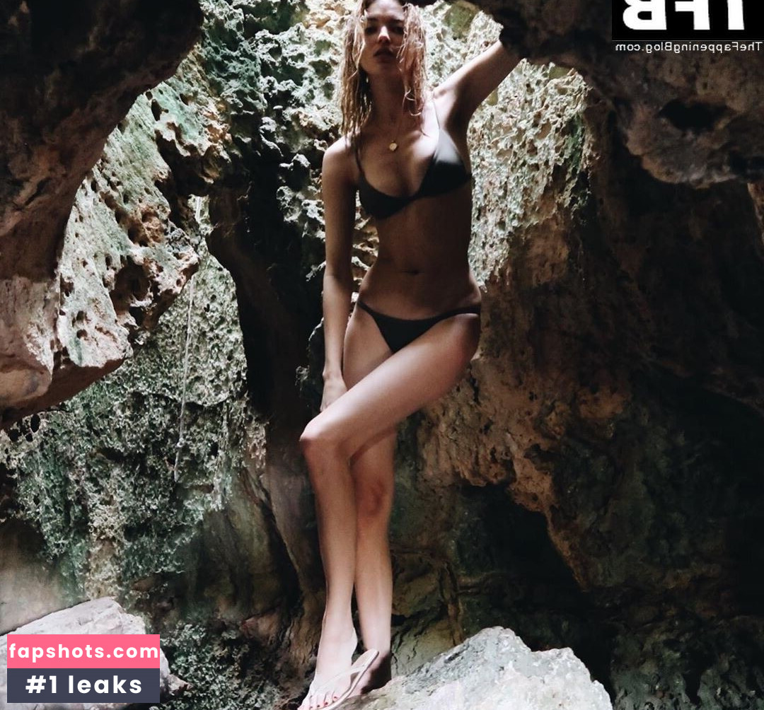 Martha Hunt gallery photo #56