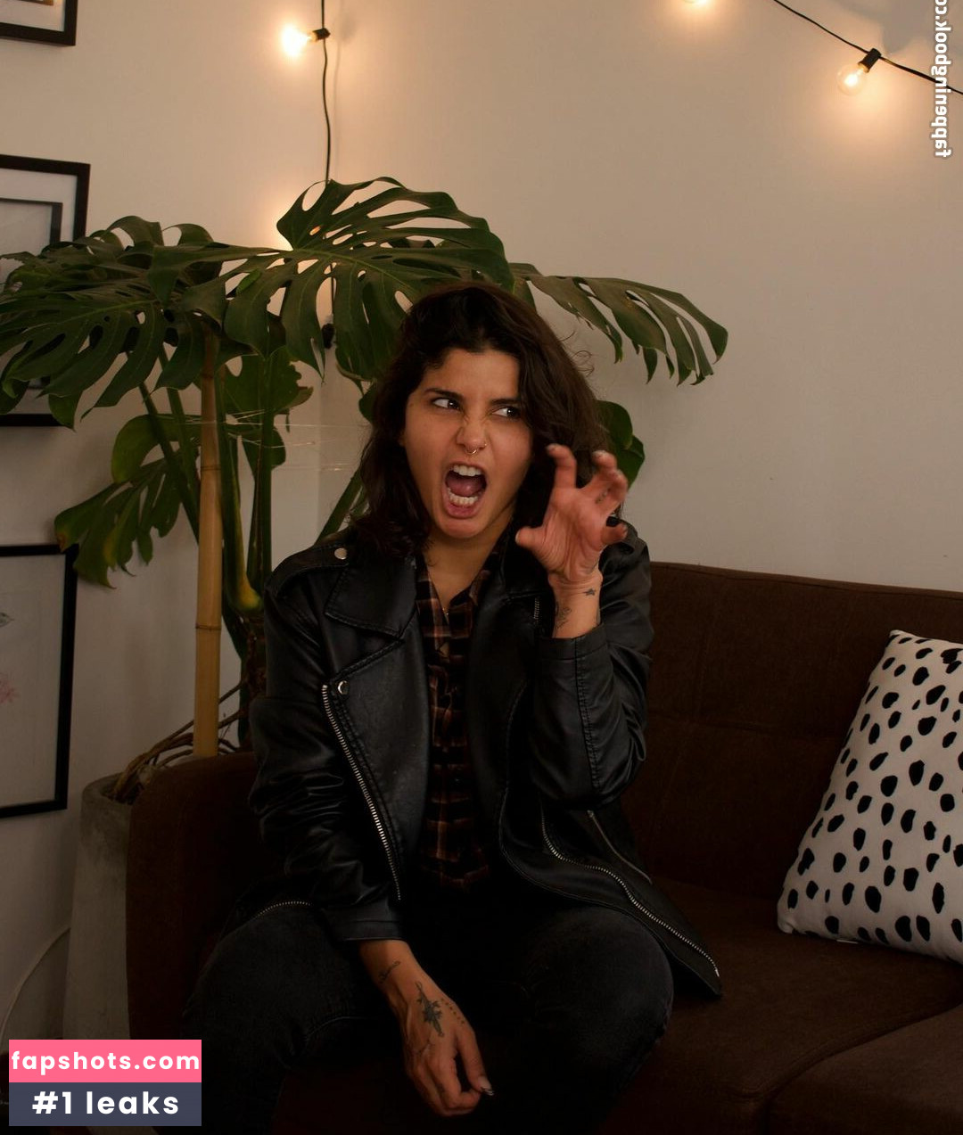 Martina La Peligrosa nude babe gallery