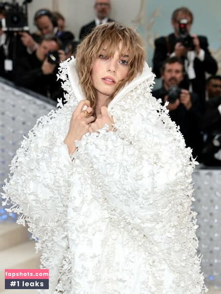 Maya Hawke gallery photo #252