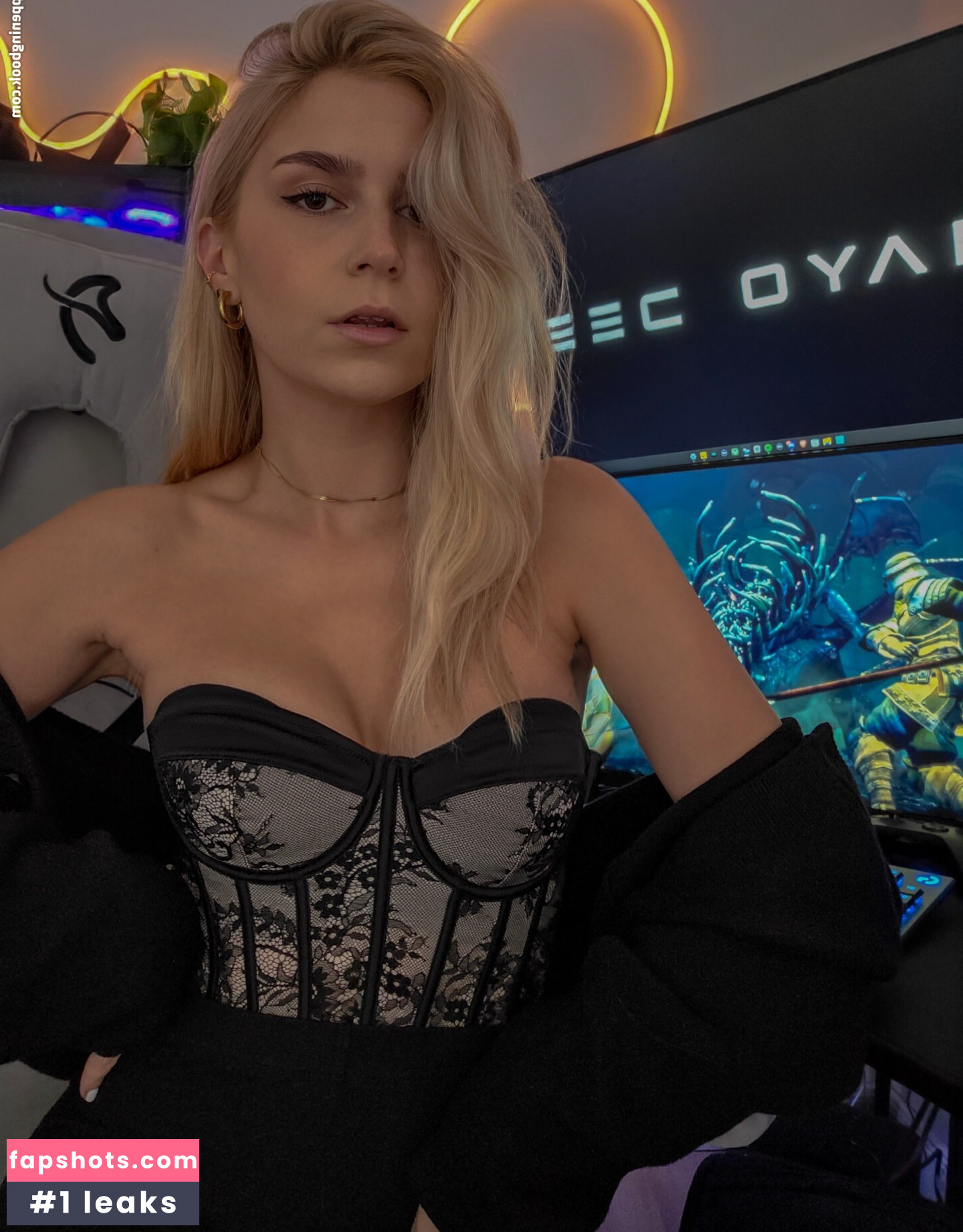 Mayo Dee gallery photo #2