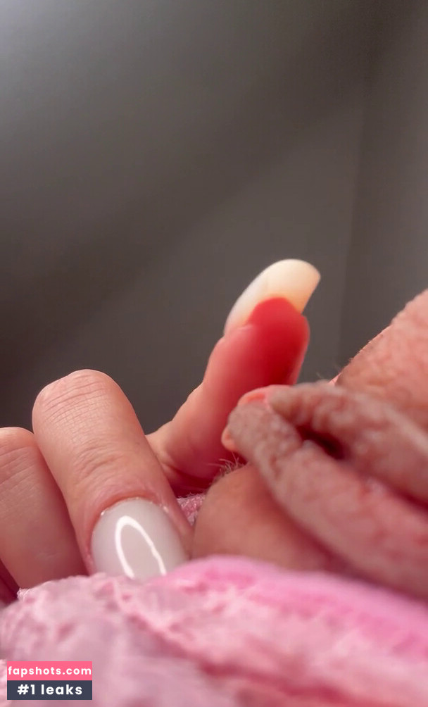 MC Mayara gallery photo #23