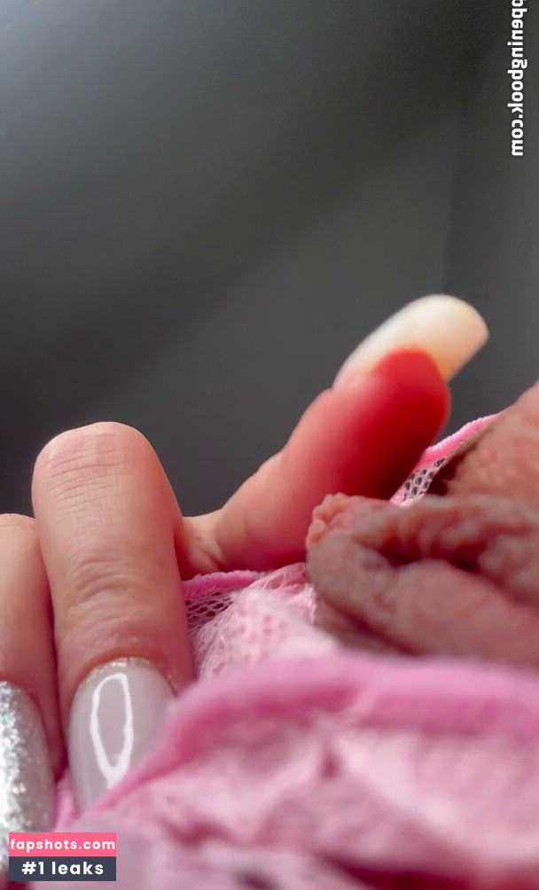 MC Mayara gallery photo #24