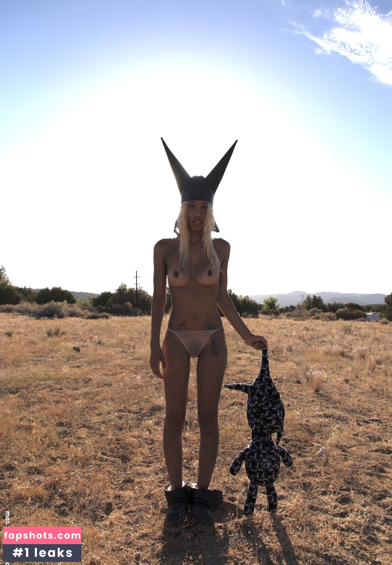 MeelahNaomi nude babe gallery