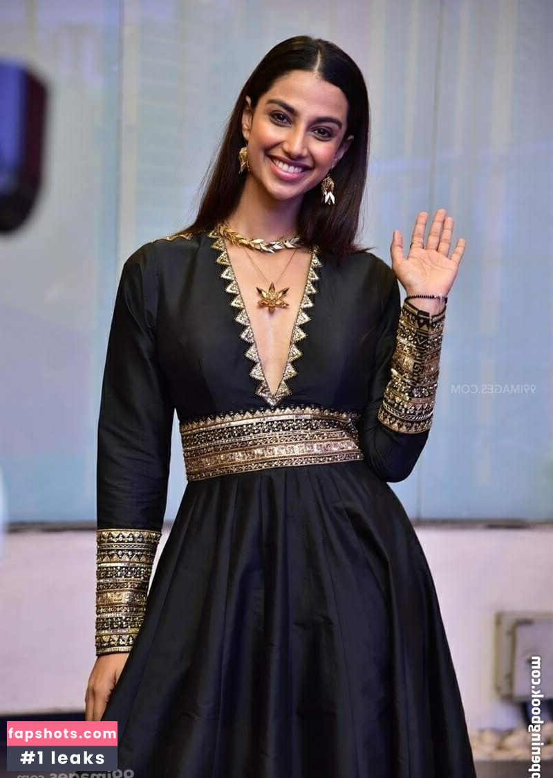 Meenakshi Chaudhary gallery photo #14