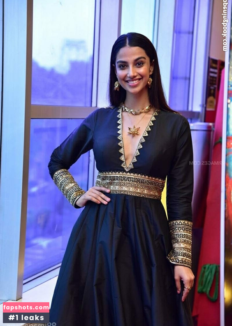 Meenakshi Chaudhary gallery photo #25