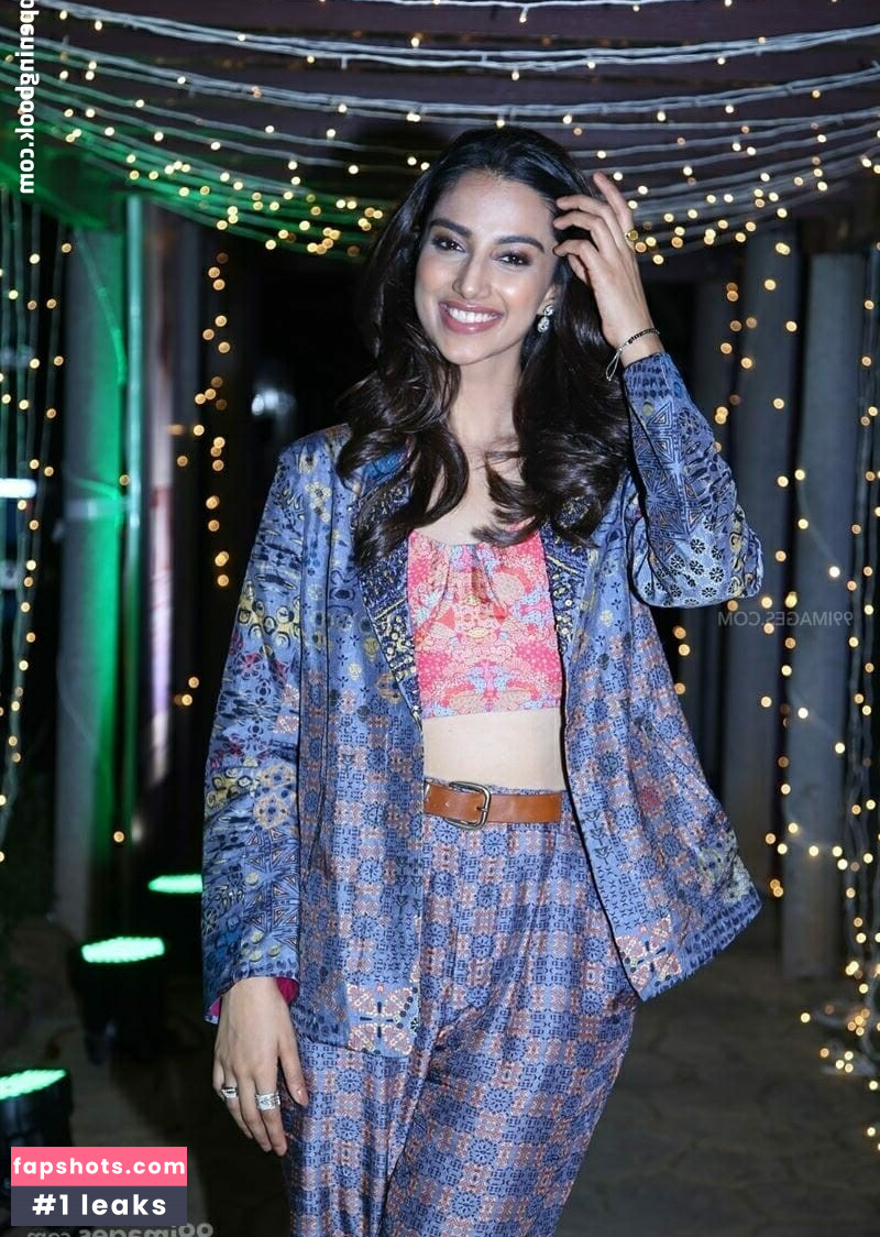 Meenakshi Chaudhary gallery photo #34